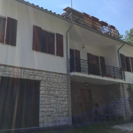 Oak Tree Apartment Montefelcino